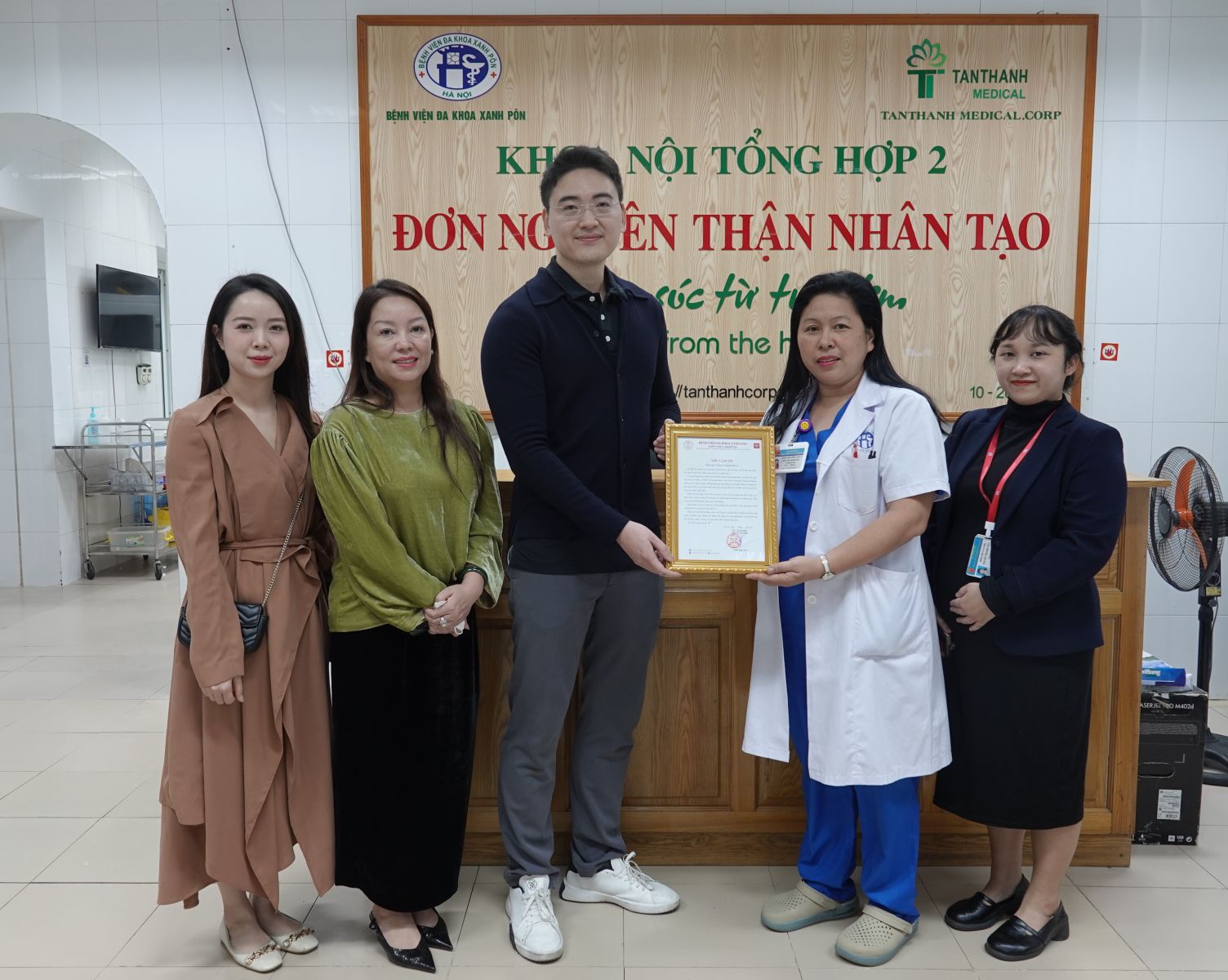 Nhà hảo tâm trao tặng 30 suất quà cho bệnh nhân chạy thận tại Bệnh viện Đa khoa Xanh Pôn