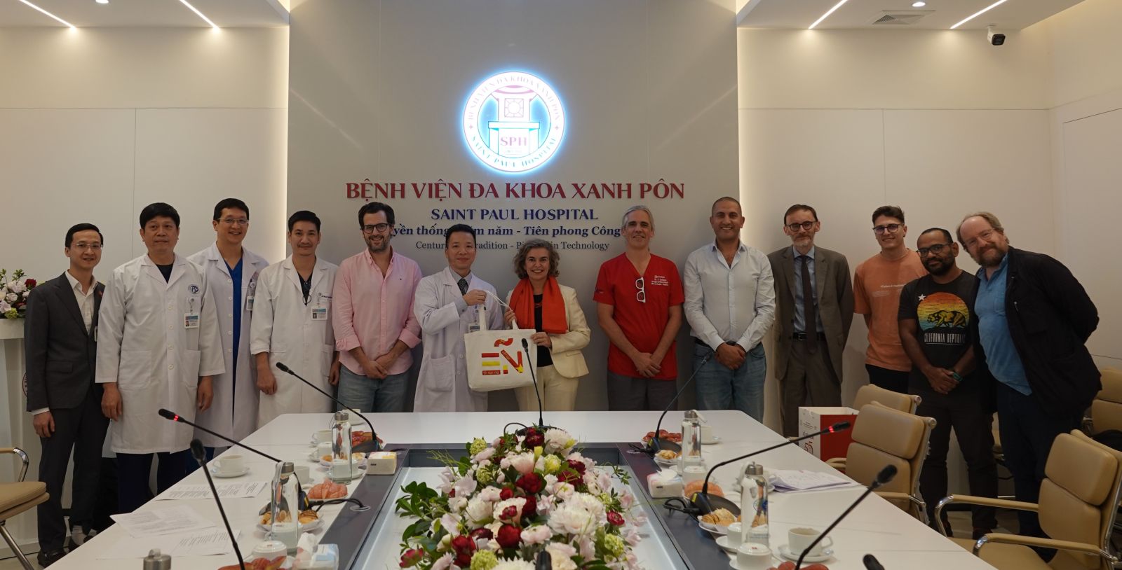 Bệnh viện Đa khoa Xanh Pôn đón tiếp Đoàn Đại sứ quán Tây Ban Nha