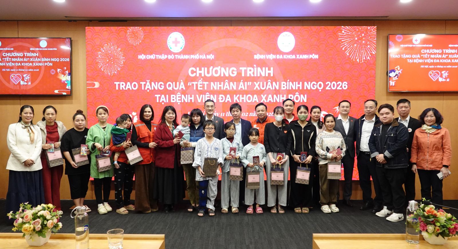 Hội Chữ thập đỏ TP Hà Nội trao quà Tết cho bệnh nhân có hoàn cảnh khó khăn tại Bệnh viện Đa khoa Xanh Pôn