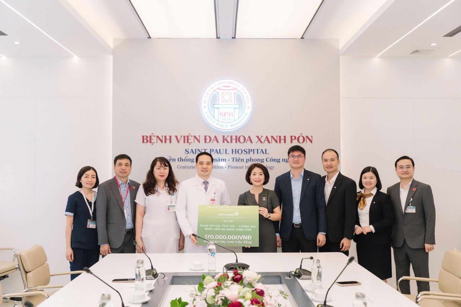 Ngân hàng TMCP Ngoại thương Việt Nam – Chi nhánh Tây Hồ trao tặng thiết bị y tế cho Khoa Hồi sức Tích cực và Chống độc