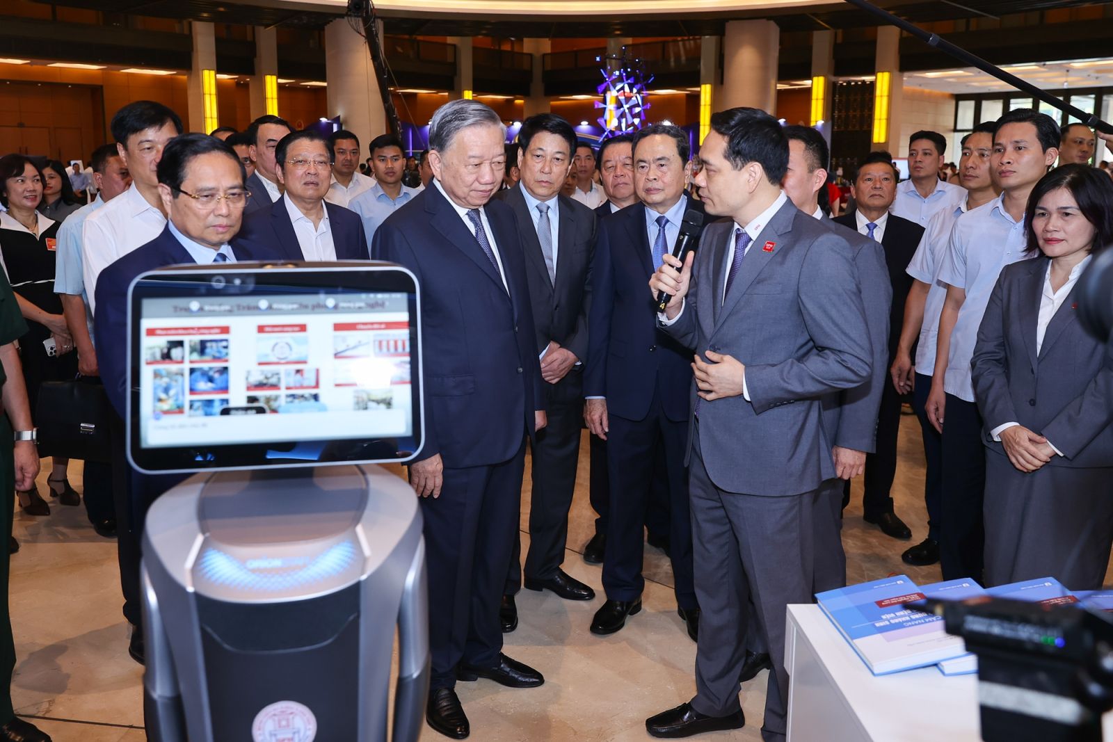 Bệnh viện Đa khoa Xanh Pôn tham dự triển lãm thành tựu y tế và giáo dục