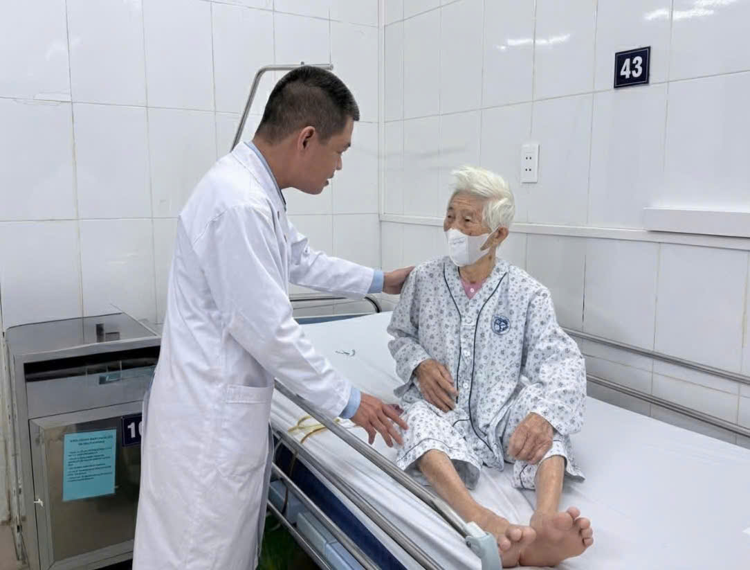 Điều trị thành công ca bệnh: Viêm túi mật hoại tử - sỏi ống mật chủ bằng phẫu thuật nội soi ở bệnh nhân 105 tuổi