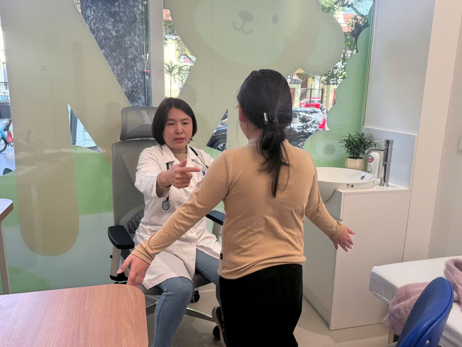 Trẻ em thấp bé không chỉ do di truyền: Bác sĩ khuyến cáo “thời điểm vàng” để tầm soát, can thiệp