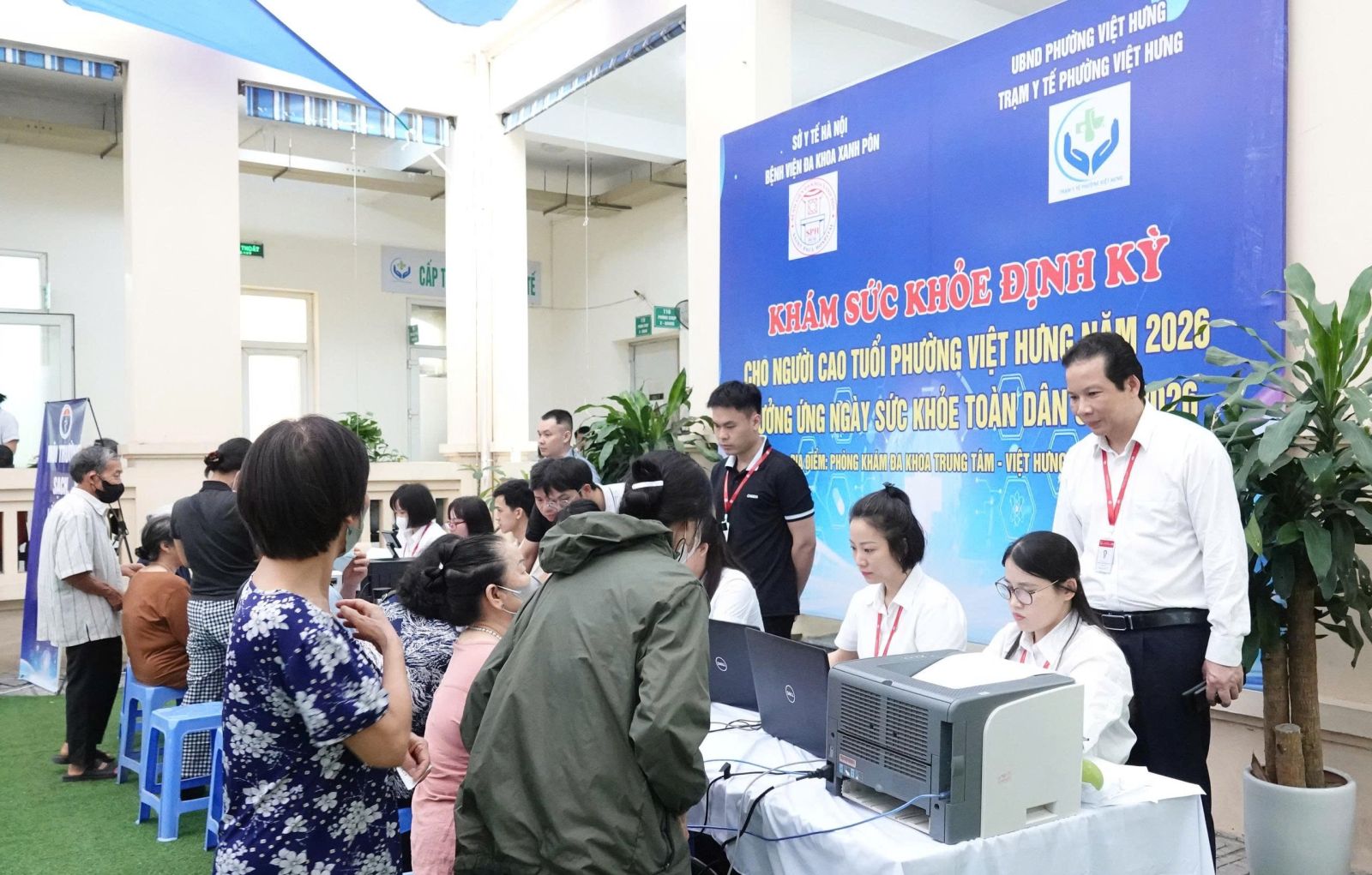 Bệnh viện Đa khoa Xanh Pôn tham gia khám sức khỏe miễn phí cho người cao tuổi tại phường Việt Hưng