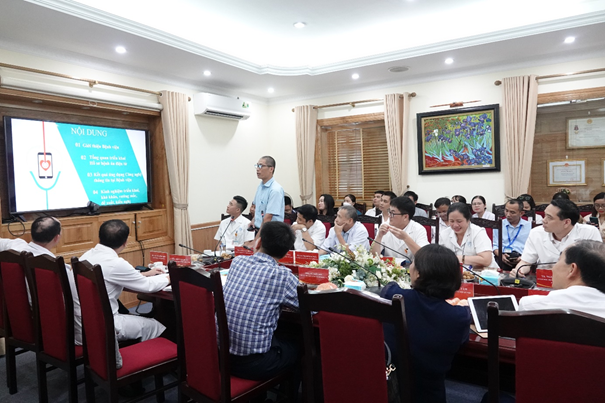 Lãnh đạo phòng CNTT báo cáo trong buổi thẩm định bệnh án điện tử do Bộ Y tế chủ trì